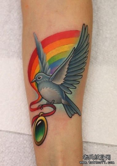 手臂漂亮的彩色小鸟与彩虹纹身图案