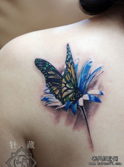 女人背部一款蝶恋花纹身图案
