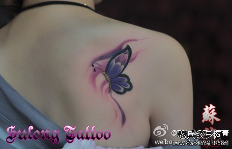 女生肩背漂亮的彩色蝴蝶纹身图案