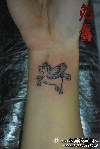 手腕处卡通小马纹身图案缩略频道推荐图