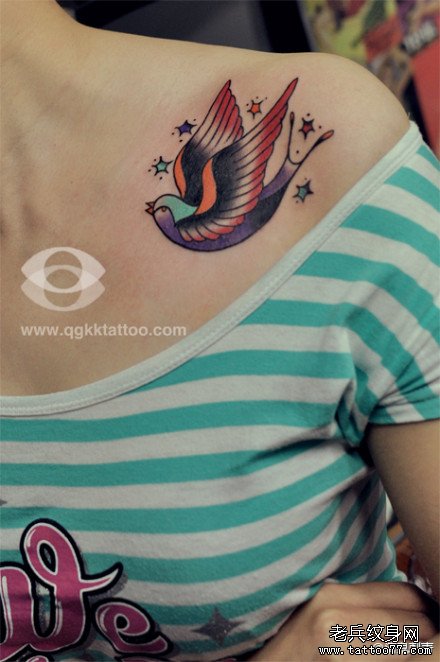 女生肩膀处彩色小燕子纹身图案