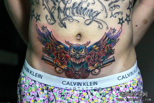 男生腹部好看的猫头鹰纹身图案