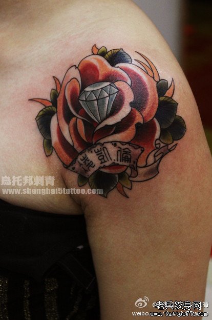 女生肩膀处玫瑰花与钻石纹身图案