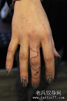 手指纹身之十字架吊坠纹身图案作品图片