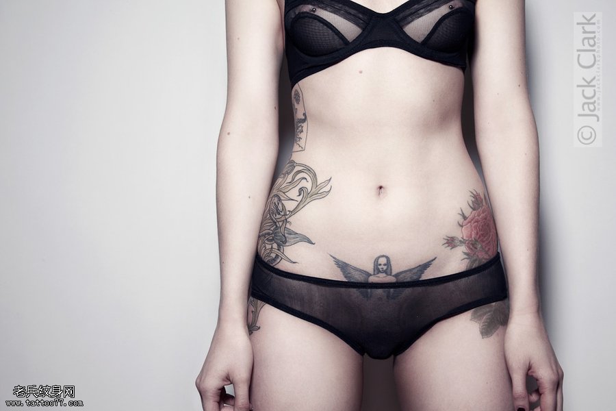 大胆女孩大秀私处纹身哦