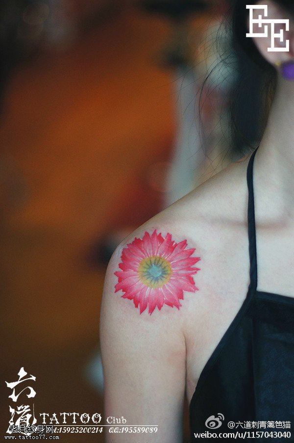 超美肩上水彩花纹身图片