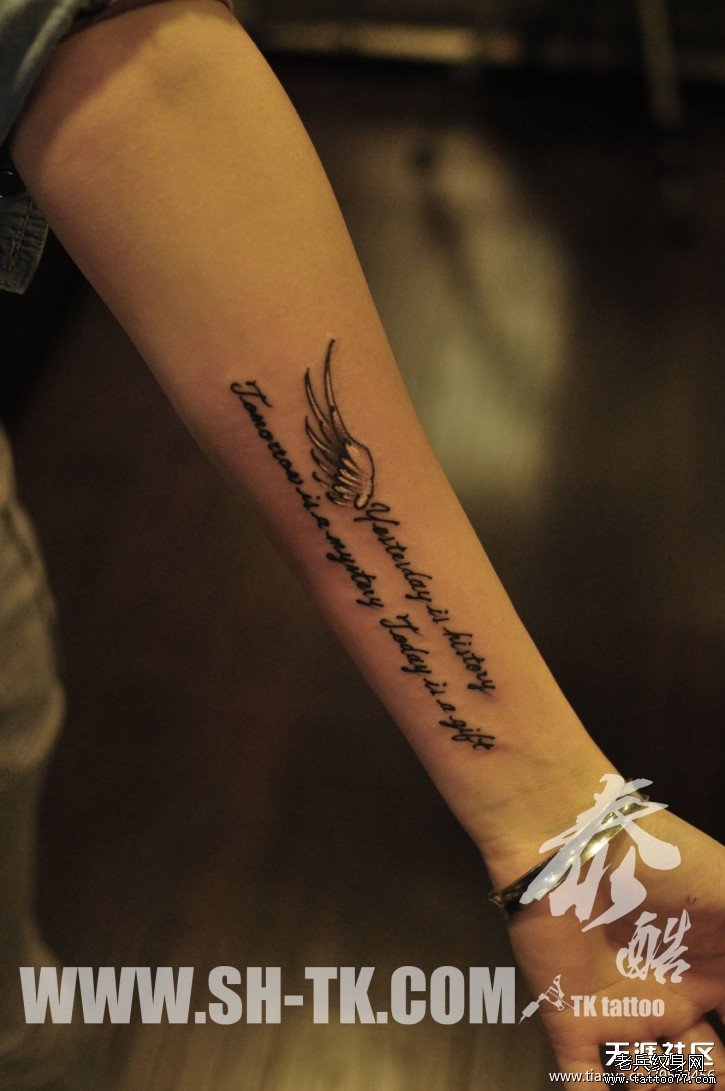 手部优美的英文字翅膀纹身图案