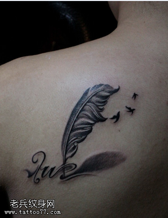 小清新个性背部羽毛鸽子字母纹身图案