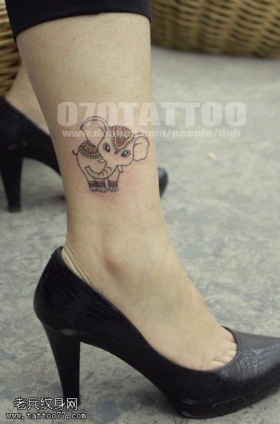 小清新脚部彩色象文身作品