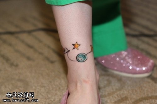 小清新脚部纽扣五角星纹身图案