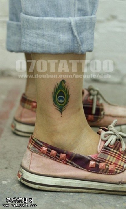 小清新脚部彩色羽毛文身作品
