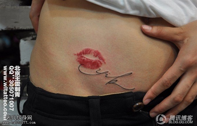 腹部个性唇印纹身图案