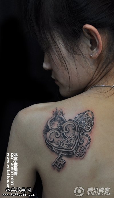 背部个性钥匙纹身图案
