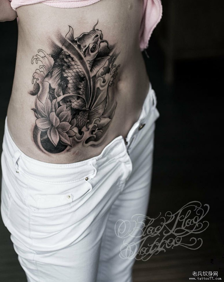 纹身秀图吧推荐一款女性侧腰鲤鱼莲花纹身图案