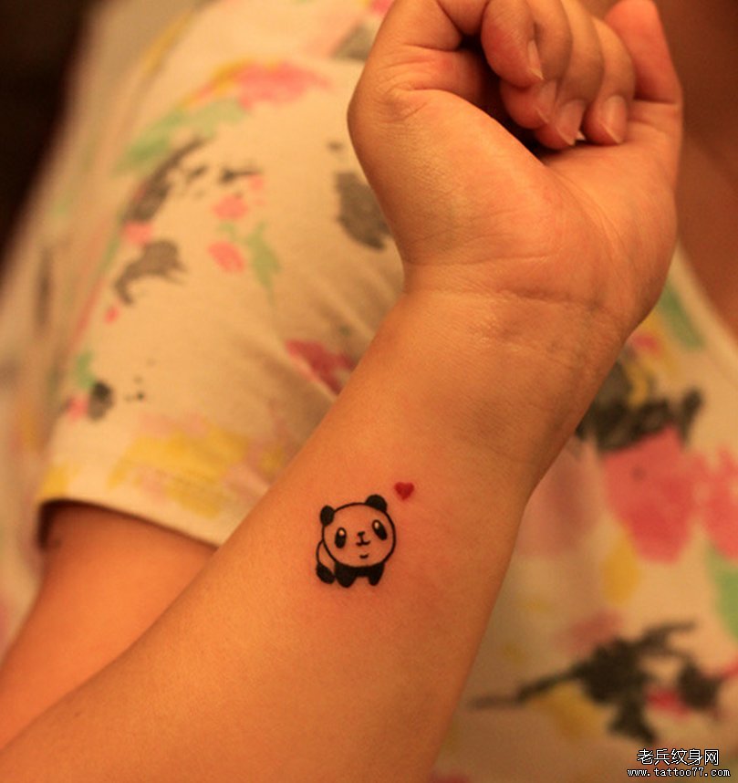 手腕卡通熊猫文身图案