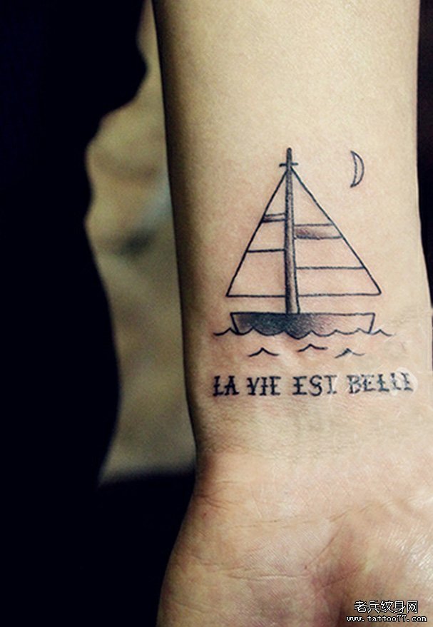 手腕船字母纹身图案