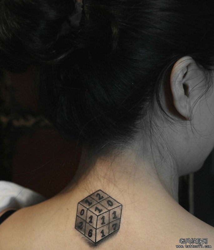 颈部魔方文身图案