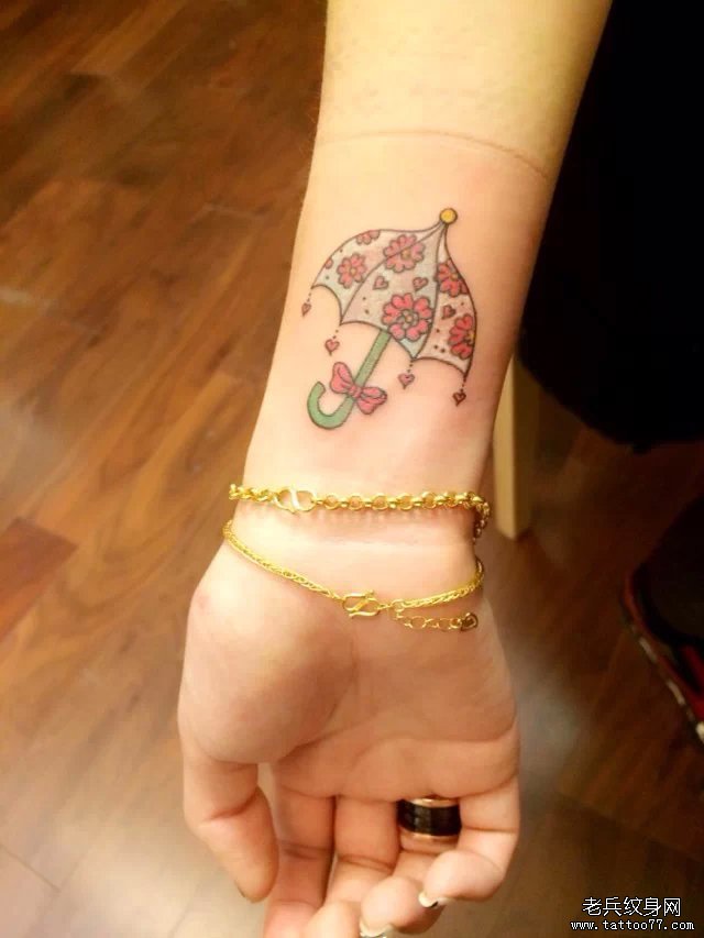 纹身秀图吧推荐一款手腕小清新小雨伞文身图案