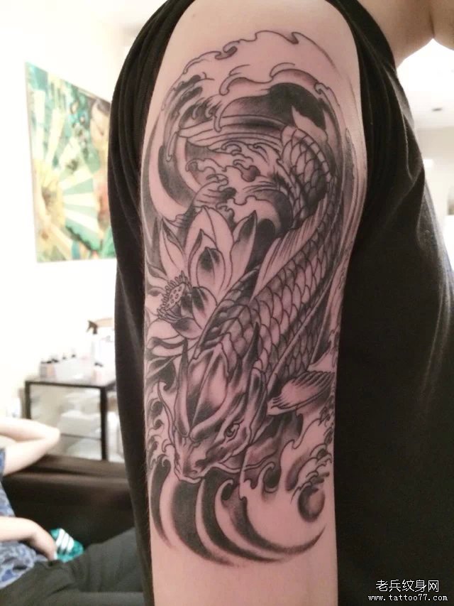 一款欧美莲花鲤鱼文身图案
