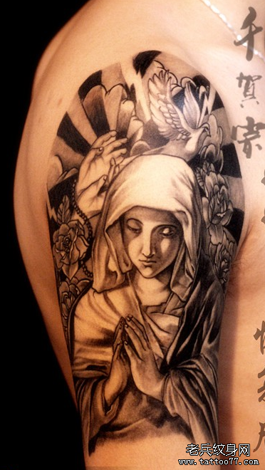 一款大臂修女白鸽玫瑰文身图案