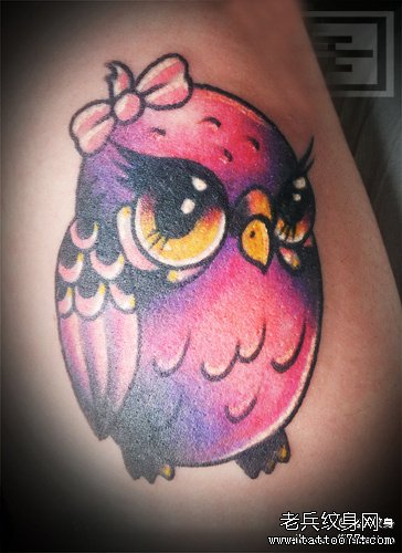 一款彩色猫头鹰纹身图案