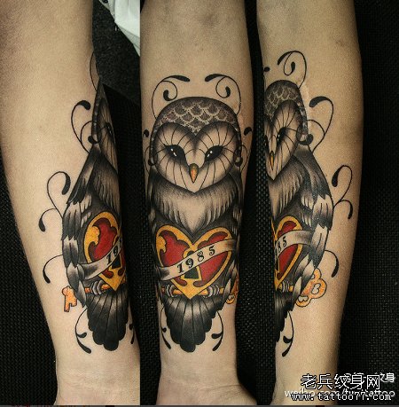 一款手臂黑白猫头鹰纹身图案