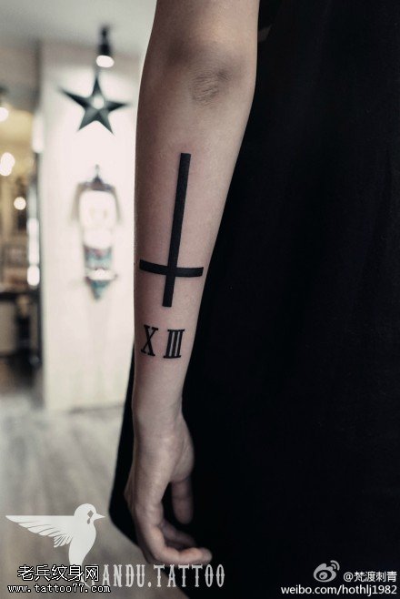 手臂十字架纹身图案