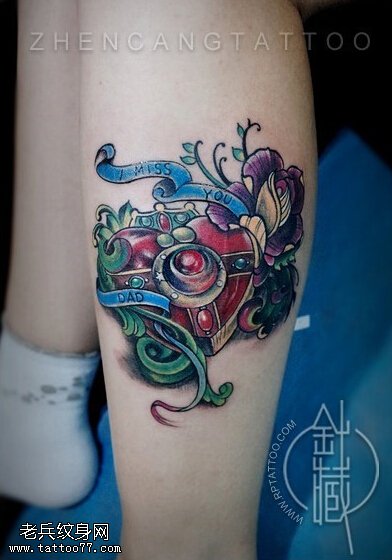 腿部彩色纹身图案