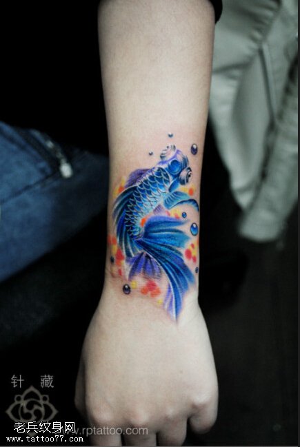 手臂彩色金鱼纹身图案