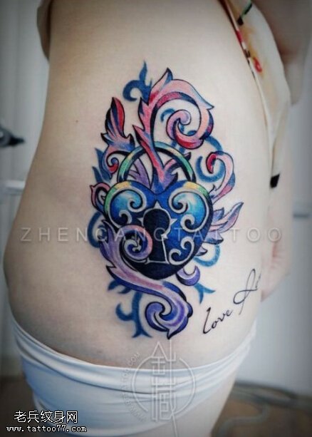 一款女性侧腰彩色钥匙纹身图案