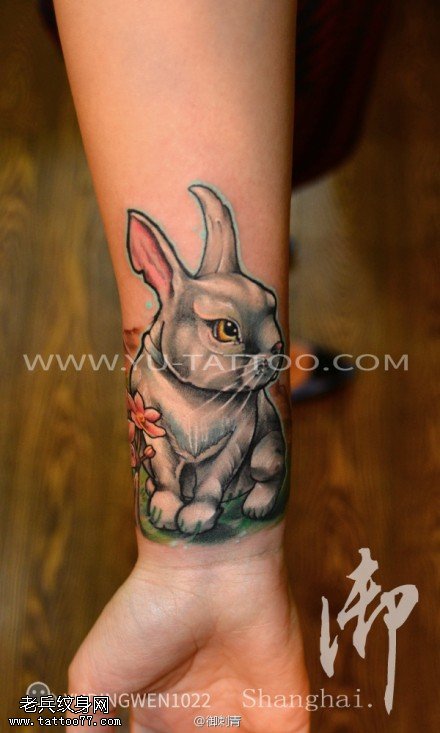女性手腕彩色兔子纹身图案
