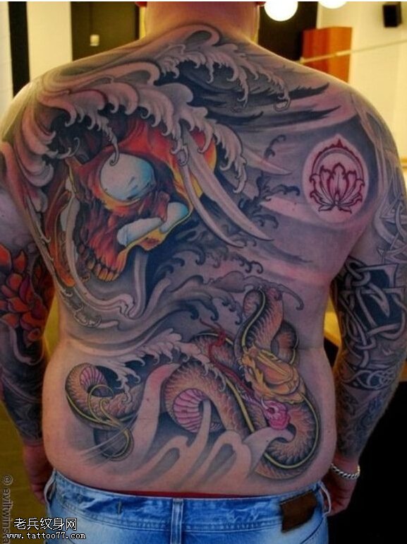 满背彩色传统般若蛇文身作品