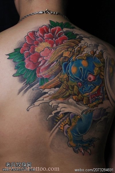 肩部彩色唐狮牡丹文身作品