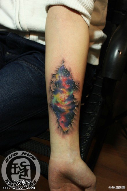 女性手臂彩色星空纹身图案