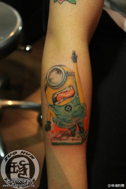 手臂彩色小黄人纹身图案