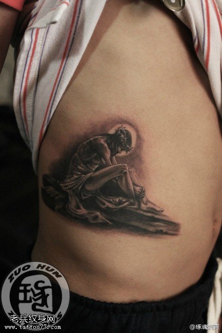 侧腰耶稣文身作品由文身秀图吧分享