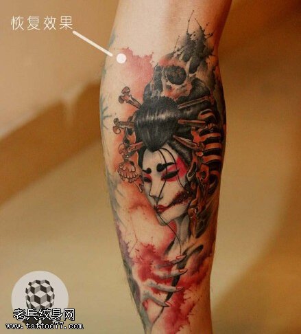 一款腿部彩色艺妓纹身图案