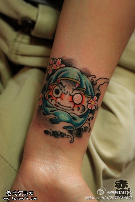 手腕彩色达摩纹身图案