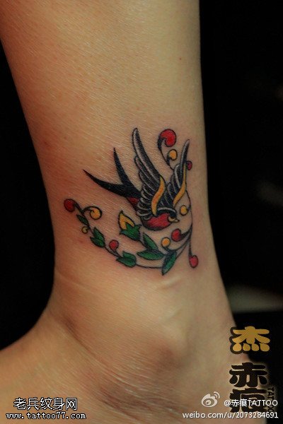 脚踝彩色燕子文身作品由文身分享