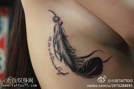 女人胸部羽毛文身作品由文身秀图吧分享