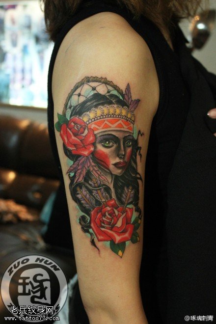 手臂彩色school女郎玫瑰花文身作品由文身秀图吧分享