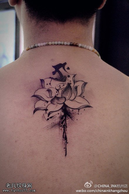 背部莲花梵文纹身图片