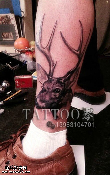 腿部羚羊纹身图案