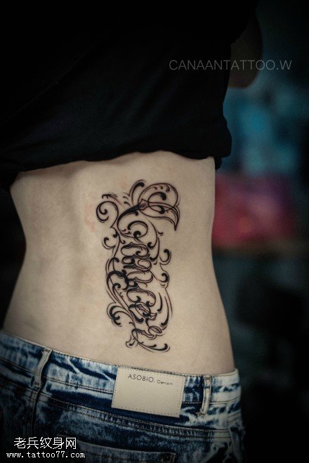 文身秀图吧推荐一幅腰部花体字文身作品