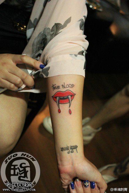 手臂彩色嘴唇纹身图案缩略频道推荐图