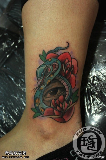 腿部彩色上帝之眼蛇玫瑰花文身作品