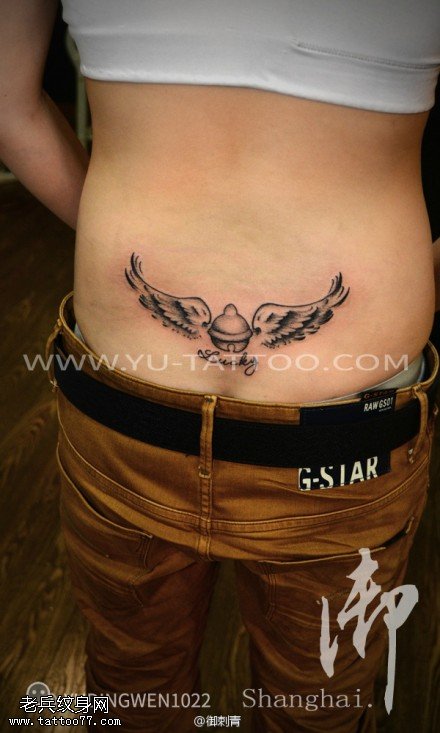 腰部翅膀纹身图案由纹身秀图吧提供