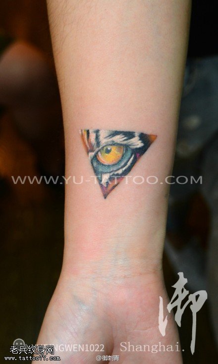 手腕彩色虎眼纹身图案