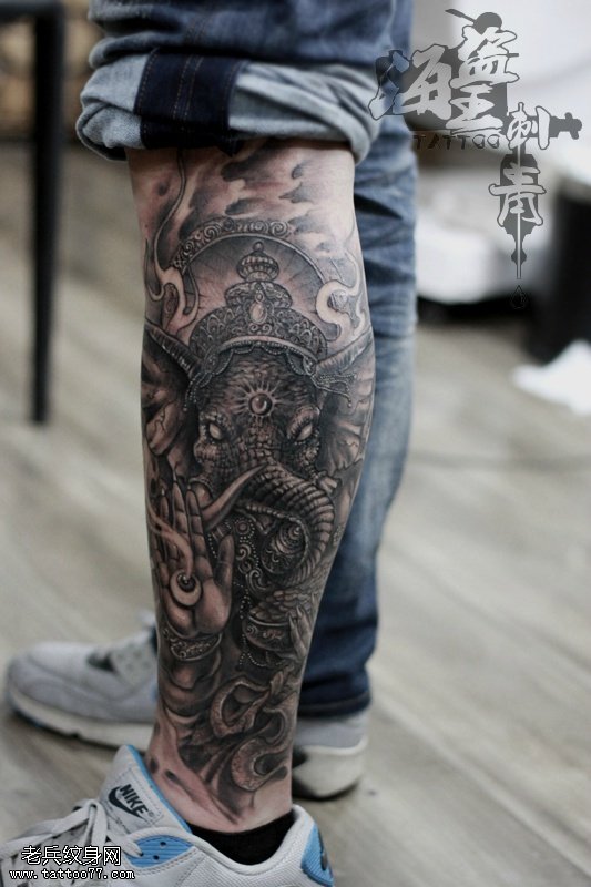 文身秀图吧推荐一幅腿部象神文身作品