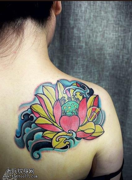 背部彩色莲花纹身图案
